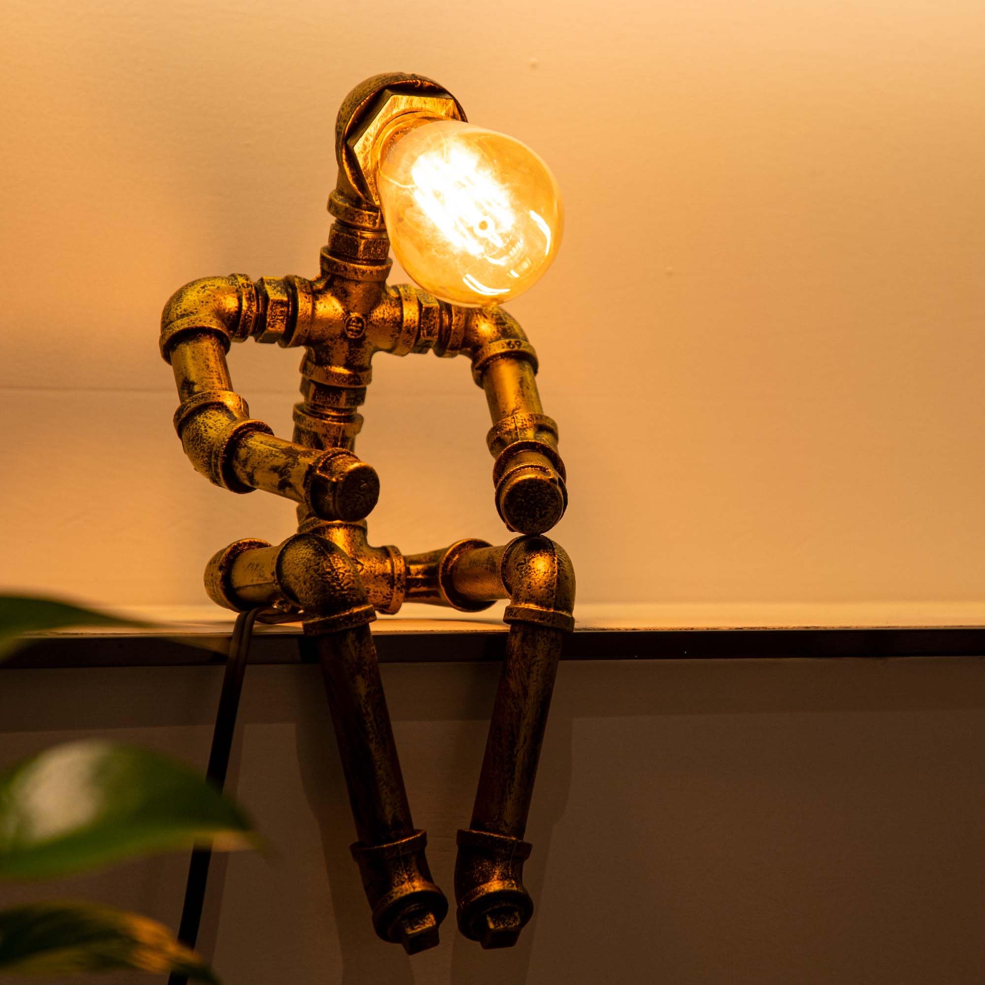 Steampunk Table Lamp, Vintage Industrial Metal Robot Table lamp, Water Pipe Table Lamp, Robot Style Desktop Light for Bedside Desk Bar Cafe Desktop Room Decoration