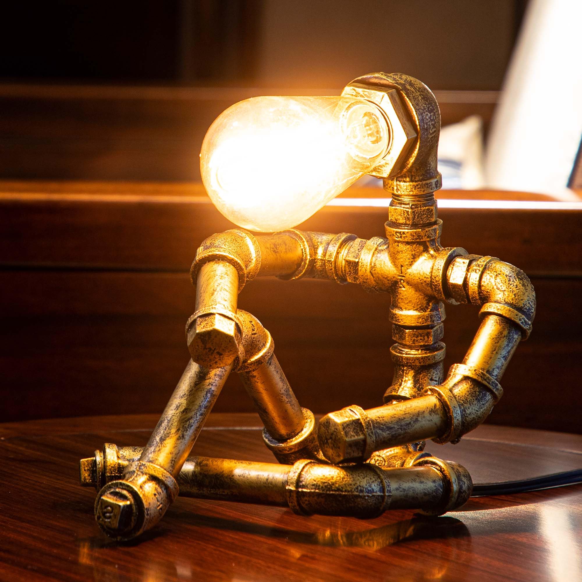 Steampunk Table Lamp, Vintage Industrial Metal Robot Table lamp, Water Pipe Table Lamp, Robot Style Desktop Light for Bedside Desk Bar Cafe Desktop Room Decoration